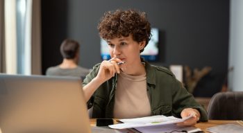 Pensamento Analítico vs. Pensamento Criativo: A dualidade que define o estagiário de 2026